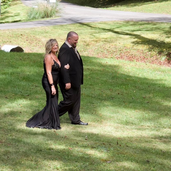 Stunning black dress with very small train. - Picture 11 of 11